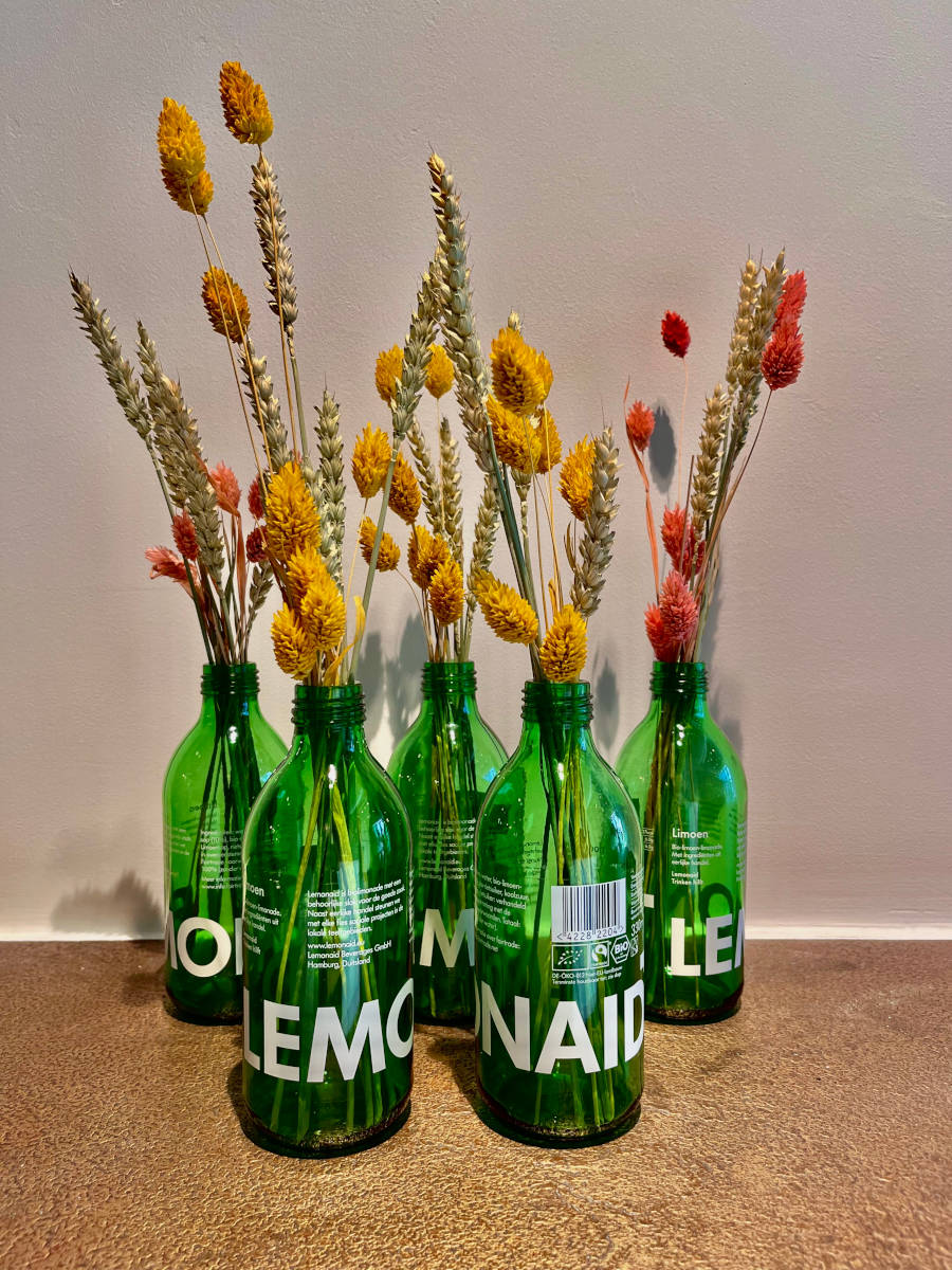 Flessen met gedroogde bloemen